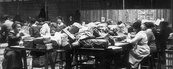 Women sorting Christmas parcels at the London Home Depot, 1914